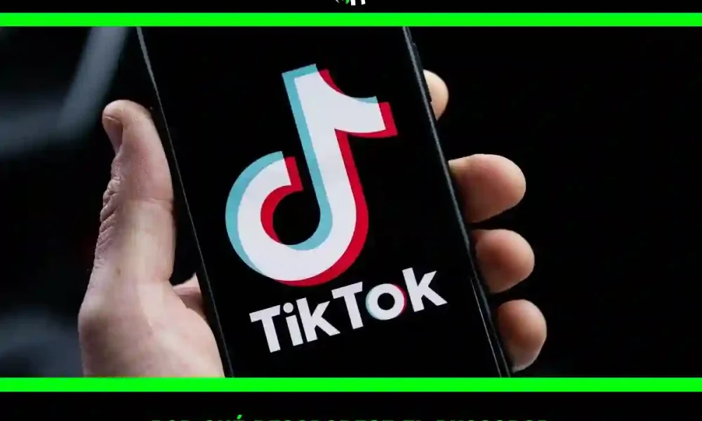 Una mano sujetando su móvil abriendo la aplicación de tiktok