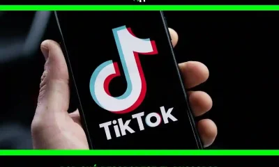 Una mano sujetando su móvil abriendo la aplicación de tiktok