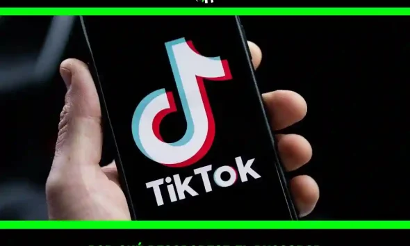 Una mano sujetando su móvil abriendo la aplicación de tiktok