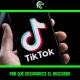 Una mano sujetando su móvil abriendo la aplicación de tiktok