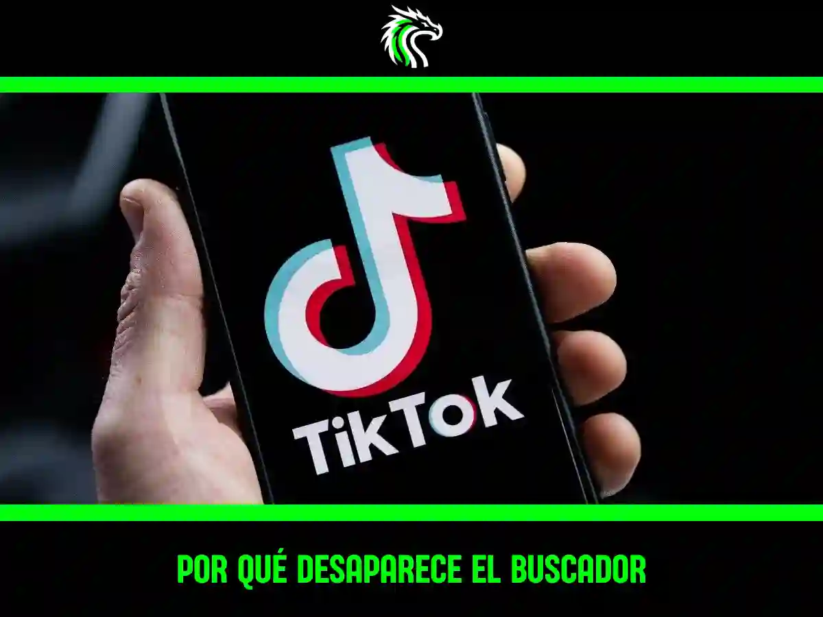 Una mano sujetando su móvil abriendo la aplicación de tiktok